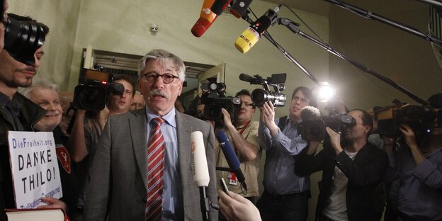 thilo Sarrazin umringt von Fans und Journalisten thilo Sarrazin umringt von Fans und Journalisten