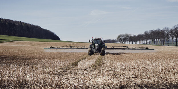 Ein Traktor fährt bei Göttingen über ein Feld Ein Traktor fährt bei Göttingen über ein Feld
