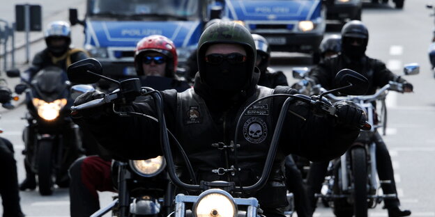 Mehrere Motorradfahrer von vorne fotografiert Mehrere Motorradfahrer von vorne fotografiert