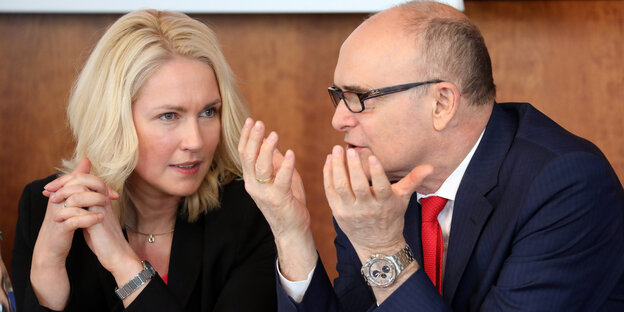 Manuela Schwesig und Erwin Sellering sitzen eng beieinander und diskutieren Manuela Schwesig und Erwin Sellering sitzen eng beieinander und diskutieren