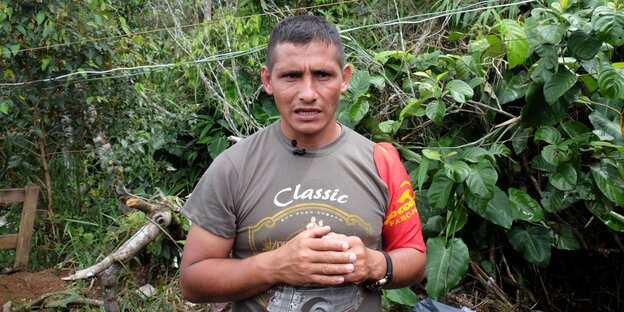 Ein Farc-Rebell mit einer Armbinde Ein Farc-Rebell mit einer Armbinde
