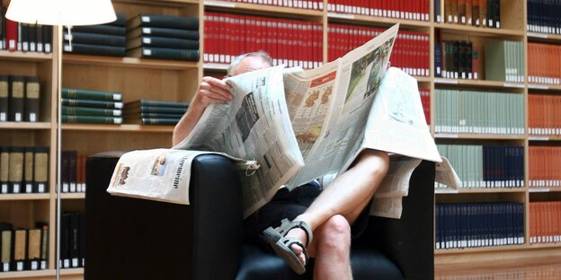 Jemand liest Zeitung Jemand liest Zeitung