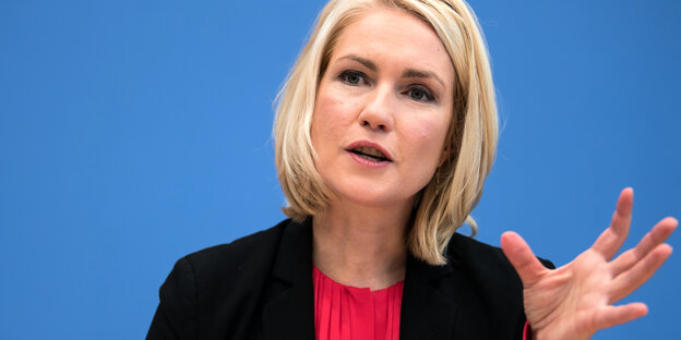 Eine Frau spricht und gestikuliert Eine Frau spricht und gestikuliert