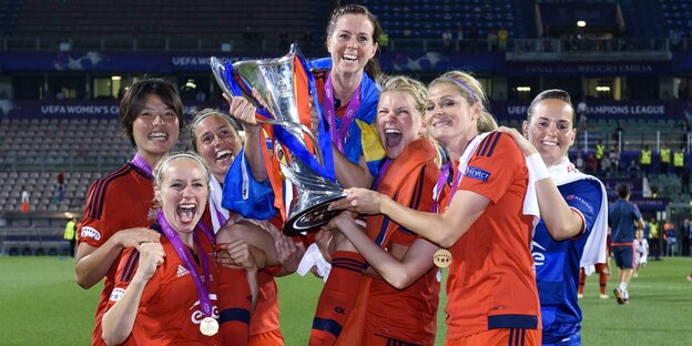 Fußballerinnen mit Pokal Fußballerinnen mit Pokal