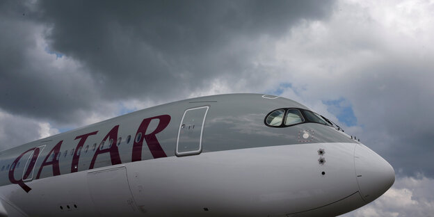 ein Flugzeug mit der Aufschrift „Qatar“ ein Flugzeug mit der Aufschrift „Qatar“