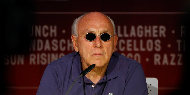 EIn Mann mit Sonnenbrille EIn Mann mit Sonnenbrille