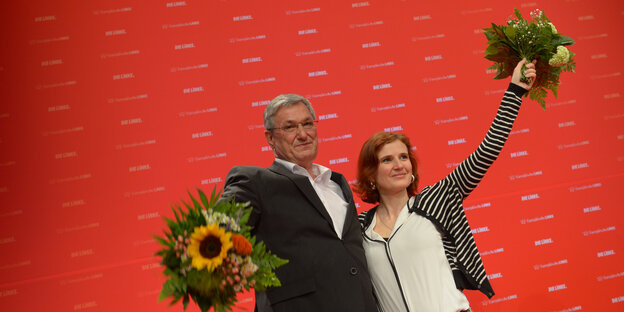 Riexinger und Kipping jubeln beim Parteitag 2016 mit Blumen in der Hand Riexinger und Kipping jubeln beim Parteitag 2016 mit Blumen in der Hand