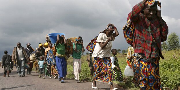 Kongolesische Frauen, Kinder und Männer auf der Flucht Kongolesische Frauen, Kinder und Männer auf der Flucht