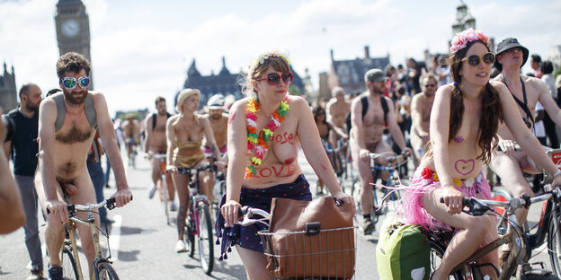 Nackte Menschen fahren Fahrrad Nackte Menschen fahren Fahrrad