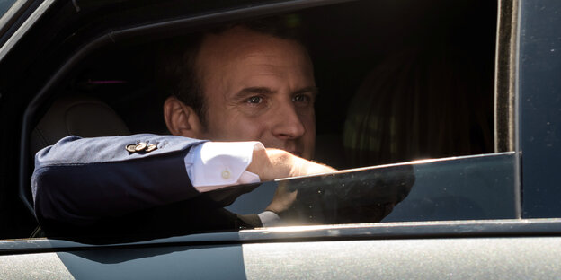 Macron auf dem Rücksitz eines Autos Macron auf dem Rücksitz eines Autos