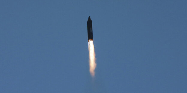 eine Rakete vor blauem Himmel eine Rakete vor blauem Himmel