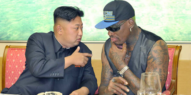 Kim Jong Un und Dennis Rodman sitzen gemeinsam beim Abendessen. Kim Jong Un und Dennis Rodman sitzen gemeinsam beim Abendessen.