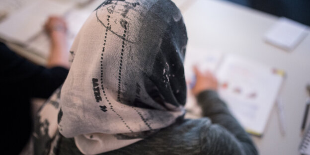 Frau mit Kopftuch von hinten fotografiert Frau mit Kopftuch von hinten fotografiert