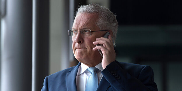 Bayern Innenminister Herrmann telefoniert und kneift die Lippen zusammen Bayern Innenminister Herrmann telefoniert und kneift die Lippen zusammen