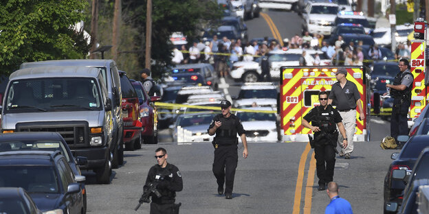 Polizisten sichern eine Staße nahe dem Ort des Attentats in Alexandria nahe Washington Polizisten sichern eine Staße nahe dem Ort des Attentats in Alexandria nahe Washington