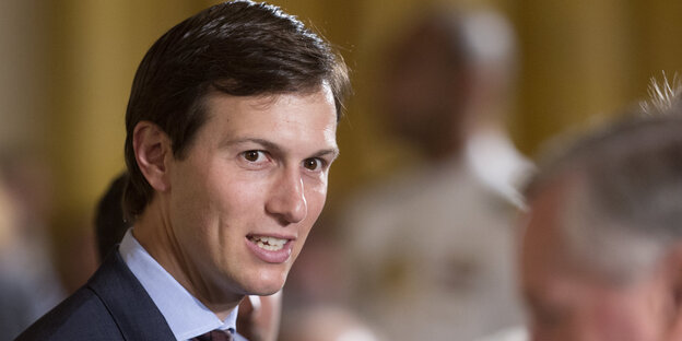 Jared Kushner beißt die Zähne zusammen und grinst Jared Kushner beißt die Zähne zusammen und grinst