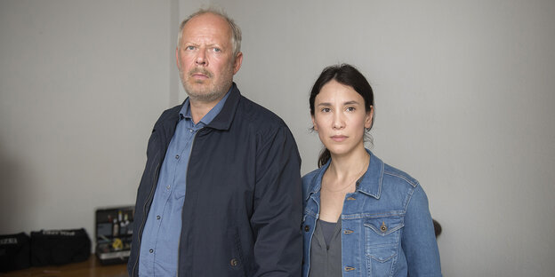 Ein Mann und eine Frau stehen nebeneinander und gucken ernst. Ein Mann und eine Frau stehen nebeneinander und gucken ernst.
