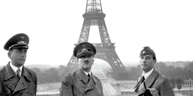 Albert Speer und Adolf Hitler posieren vor dem Eiffelturm Albert Speer und Adolf Hitler posieren vor dem Eiffelturm