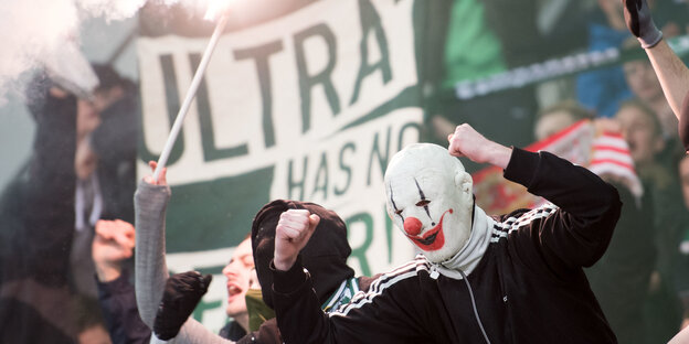 Vermummte Ultras feiern