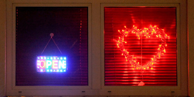 Fenster mit Leuchtschrift „Open“ Fenster mit Leuchtschrift „Open“