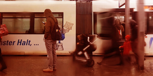 Menschen stehen vor einer Straßenbahn Menschen stehen vor einer Straßenbahn