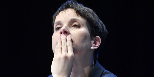 Frauke Petry stützt das Kinn in die Hand und guckt ins Leere Frauke Petry stützt das Kinn in die Hand und guckt ins Leere