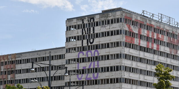 Eine Hausfassade, auf der „No G 20“ geschrieben steht Eine Hausfassade, auf der „No G 20“ geschrieben steht