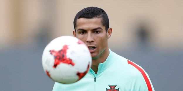 Cristiano Ronaldo mit Ball Cristiano Ronaldo mit Ball