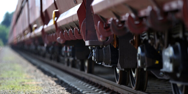 Güterwaggons auf einer Schiene Güterwaggons auf einer Schiene