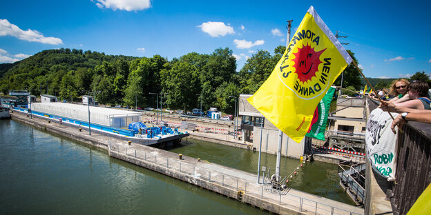 Transportschiff Edda fährt in die Neckarschleuse bei Gundelsheim