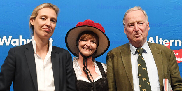 AfD-Spitzenkandidaten Alice Weidel und Alexander Gauland mit einer Frau mit Hut AfD-Spitzenkandidaten Alice Weidel und Alexander Gauland mit einer Frau mit Hut