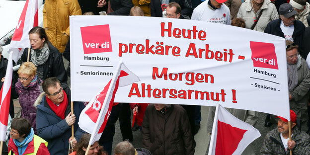 Transparente, darunter eines mit der Aufschrift "Heute prekäre Arbeit - Morgen Altersarmut" bei einer Demonstratiom am 01.05.2015 in Hamburg Transparente, darunter eines mit der Aufschrift "Heute prekäre Arbeit - Morgen Altersarmut" bei einer Demonstratiom am 01.05.2015 in Hamburg