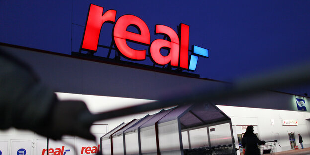 Ein Real Supermarkt von außen Ein Real Supermarkt von außen