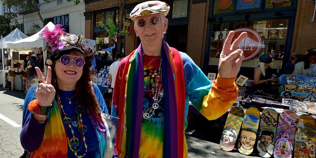 Zwei Menschen in Hippie-Klamotten Zwei Menschen in Hippie-Klamotten