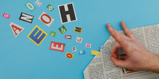 Finger schnipsen bunte Buchstaben von rechts nach links Finger schnipsen bunte Buchstaben von rechts nach links