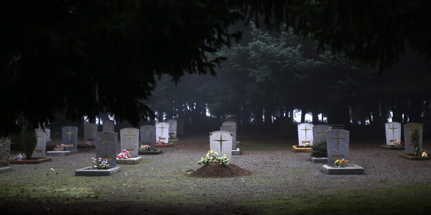 Grabsteine auf dem Grundstück der ehemaligen „Colonia Dignidad“ Grabsteine auf dem Grundstück der ehemaligen „Colonia Dignidad“