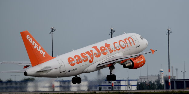 eine Easyjet-Maschine beim Start eine Easyjet-Maschine beim Start