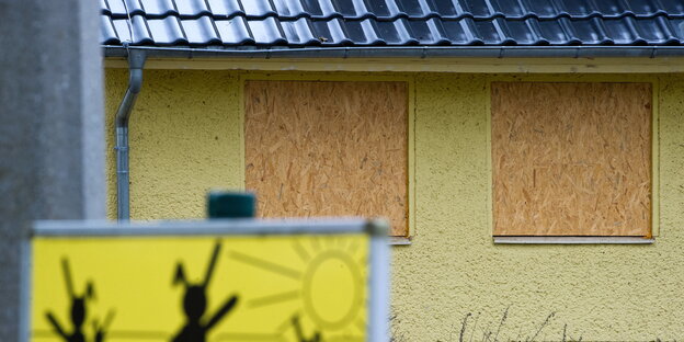 ein Haus mit vernagelten Fenstern ein Haus mit vernagelten Fenstern