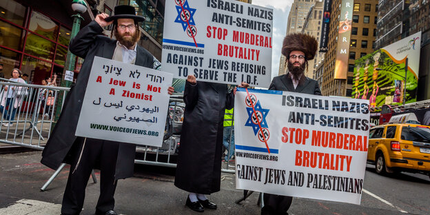 Ultraorthodoxe Juden mit Plakaten gegen Israel Ultraorthodoxe Juden mit Plakaten gegen Israel
