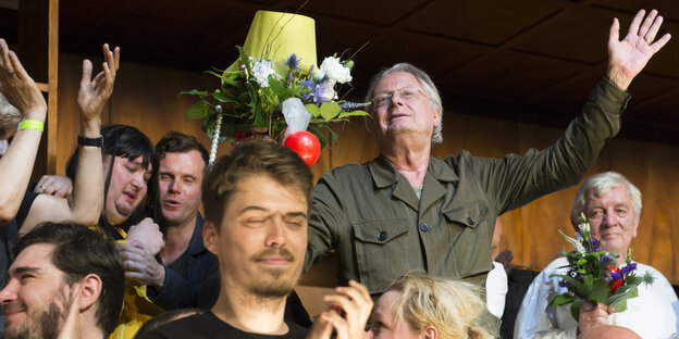 Frank Castorf und sein Ensemble beim Abschlussapplaus Frank Castorf und sein Ensemble beim Abschlussapplaus