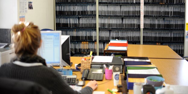 Regale voll mit Akten im Bamf in Berlin Regale voll mit Akten im Bamf in Berlin
