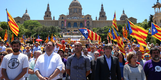 Pep Guardiola und Charles Puigdemont stehen mit anderen Menschen in einer Reihe Pep Guardiola und Charles Puigdemont stehen mit anderen Menschen in einer Reihe