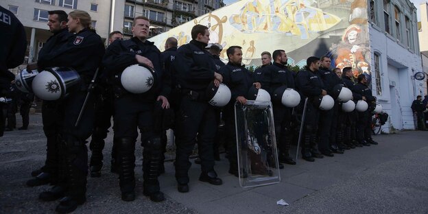 PolizistInnen in Aufstellung PolizistInnen in Aufstellung