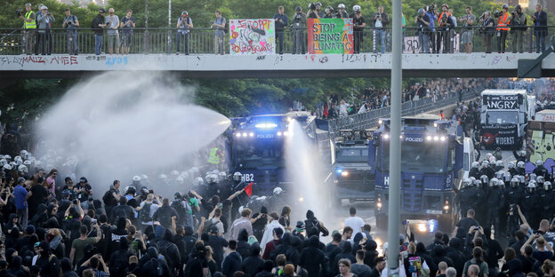 Wasserwerfereinsatz der Polizei bei einer Demonstration in Hamburg Wasserwerfereinsatz der Polizei bei einer Demonstration in Hamburg