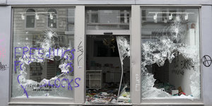 Eine zerstörtes und geplündertes Ladengeschäft in Hamburg