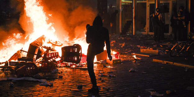 Ein Feuer bei Ausschreitungen in der Nacht zum Samstag im Hamburger Schanzenviertel