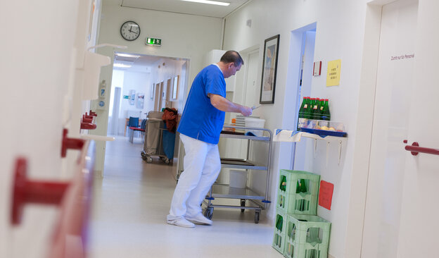 Ein Pfleger arbeitet auf einem Krankenhausflur Ein Pfleger arbeitet auf einem Krankenhausflur