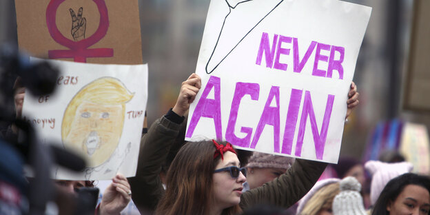 Feministische Protestplakate bei Anti-Trump-Demo Feministische Protestplakate bei Anti-Trump-Demo