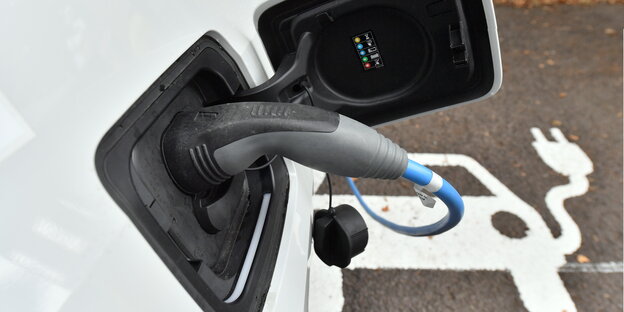 ein Elektroauto an einer Ladestation ein Elektroauto an einer Ladestation