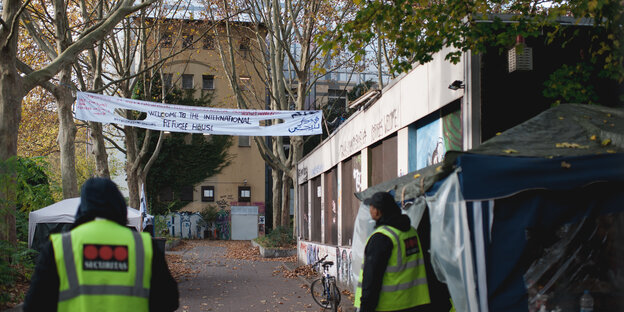 Sicherheitspersonal vor der Hauptmann-Schule Sicherheitspersonal vor der Hauptmann-Schule